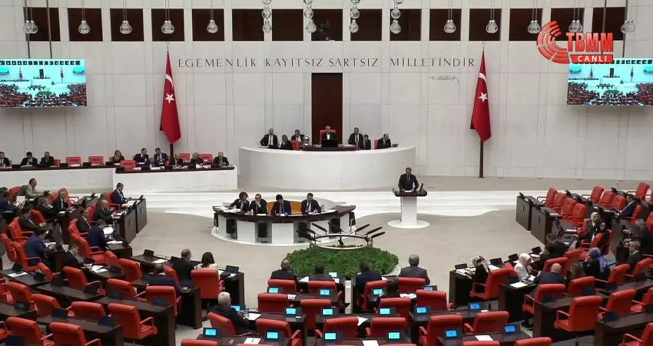 Gazi Meclis’te “Soykırım” Kavgası: İYİ Parti Antalya Milletvekili Poyraz’dan Tokat Gibi Yanıt!