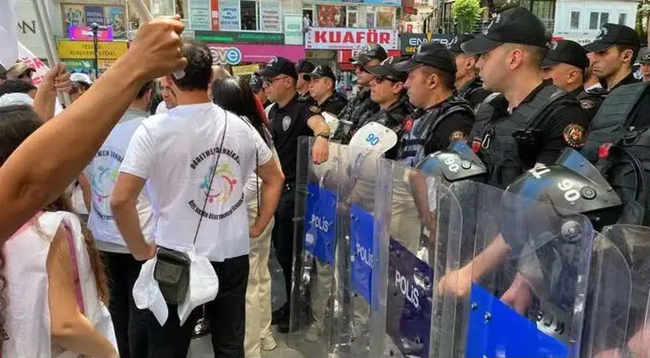 Hakkını Arayan Öğretmenlere Polisten Sert Müdahale! Çok Sayıda Gözaltı