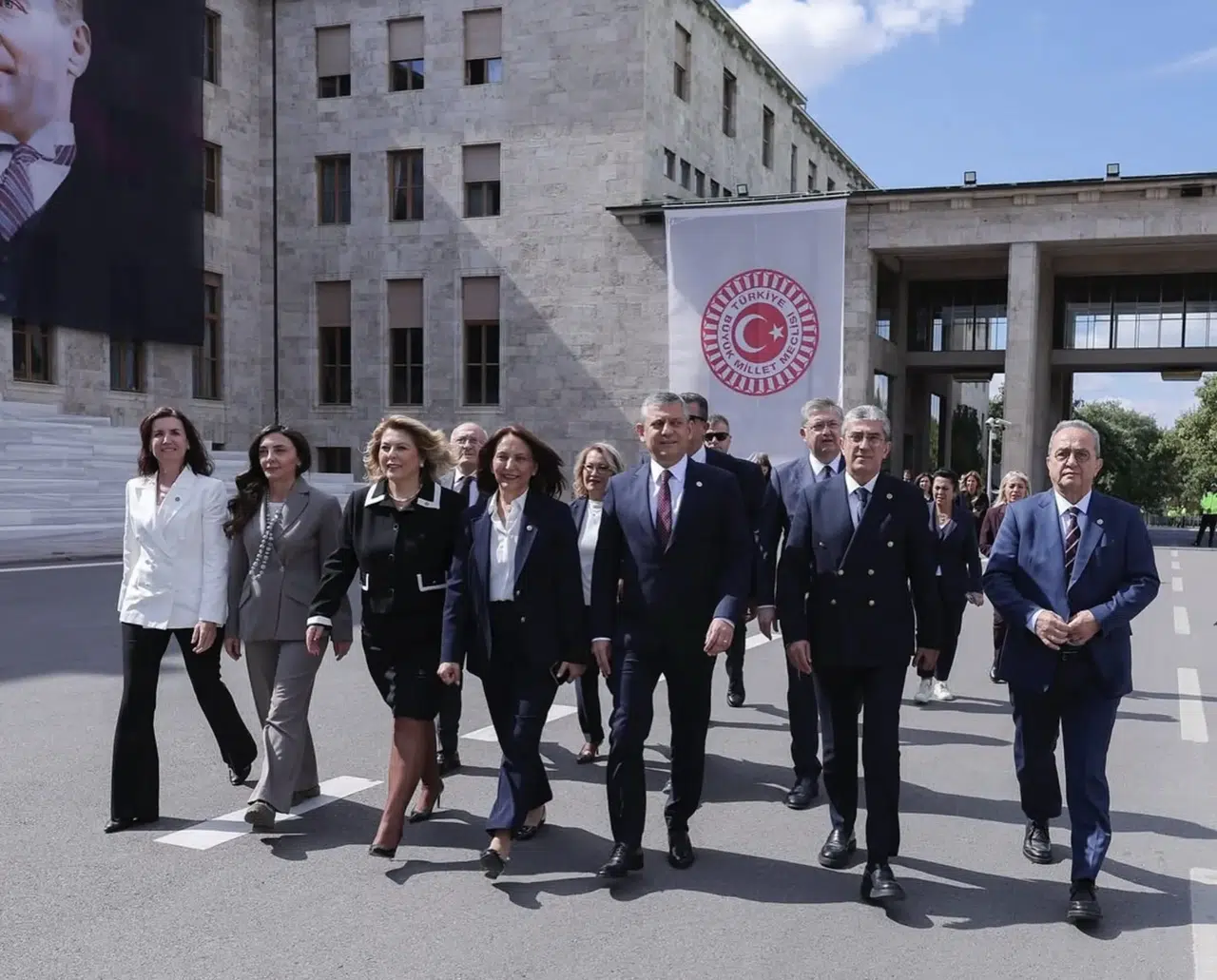 Meclis'te 5. Yasama Yılı Mesaisi Atatürk Anıtı'ndaki Törenle Başladı! Antalyalı Vekillerden Açılışta 'Hak ve Adalet' Çıkışı