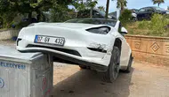 Gazipaşa’da Tıra Çarpmamak İçin Çöp Kovasına Takılıp Kaldı