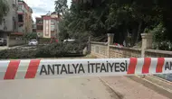 Muratpaşa’da Şiddetli Rüzgar Mezarlıktaki Ağacı Devirdi