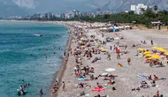 Antalya'da Bayram Tatili Başladı! Konyaaltı Sahili Dolup Taştı!