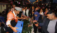 Kumlucalı Mahalle Muhtarından 1 Tonluk Salatalık Ziyafeti
