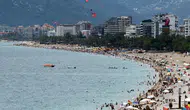 Antalya’da 19 Mayıs Tatili Konyaaltı Sahili’ni Doldurdu! Paramotorla Bayraklı Şov