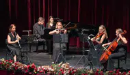 Antalya’da Tek El Piyano ile Dev Performans