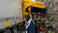 Bucak-Ağlasun Yolunda TIR Kayalıklara Çarptı