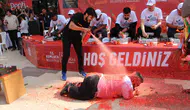 Kumluca'da Renkli Görüntüler: Acıya Dayanamayan Yarışmacıyı İtfaiye Serinletti