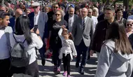 Küçük Kız Öncü Oldu, Binler Haykırdı! 'Andımız'ı Okuyarak Ata'ya Yürüdüler!