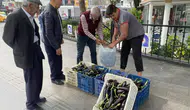 Serik’te Bir Üretici İsraf Olmasın Diye Patlıcanlarını Dağıttı