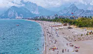 Antalya'da Bayram Yoğunluğu: Sahiller ve Oteller Doldu Taştı