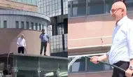 CHP'de Büyük Abluka: Mahmut Tanal Elinde Hortumla Çatıya Çıktı!