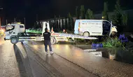 Antalya’da Korkutan Kaza: Kamyonet Su Kanalında Asılı Kaldı