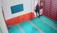 Burdur'da Bir Şahıs Camideki Sadaka Kutularını Çaldı