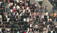 Beşiktaş Taraftarından büyük protesto!  Dev Derbide Sahaya Sırtlarını Döndüler!