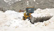 Antalya'da Deniz Keyfi Yapılırken Toroslar'da Kar Mesaisi Sürüyor
