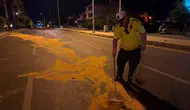Antalya'da Yağ Sızan Yolu Kürekle Temizleyen Polis Takdir Topladı