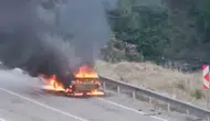 Kozan’da Otomobil Alev Alev Yandı! 13 Yaşındaki Ömer Faciayı Önledi