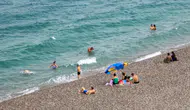 Antalya'da Yağmur Sürprizi: Sahildekiler Denizi Terk Etmedi