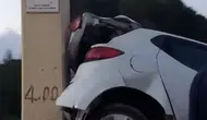 Antalya’da İnanılmaz Manzara! Sürücüsünün Kontrolünden Çıkan Araç Duvarda Asılı Kaldı!