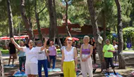 Konyaaltı’nda Gerçekleştirilen Kahkaha Yogası ile Stres Attılar