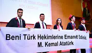 Akdeniz Üniversitesi Tıp Fakültesi'nde Mezuniyet Gururu! Genç Hekimlerin Atatürk Pankartı Duygulandırdı
