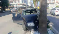 Manavgat'ta Kontrolden Çıktı, Palmiyeye Saplandı! Hurdaya Dönen Araçta 4 Kişi Yaralandı