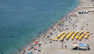 Antalya 30 Derece, Nem Yüzde 80! Serinlemek İçin Konyaaltı'na Akın Ettiler