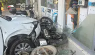 Serik'te Hafif Ticari Araç Kaldırımı Aşıp Motosikletleri Biçti