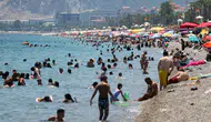 Antalya’da Sıcaklık 39 Derece! Konyaaltı ve Lara Sahilleri Doldu