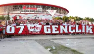 Antalyaspor Taraftarından Tarihi Meşale Şovu!