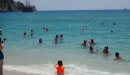 Alanya'da Sıcaklıklar Sahilleri Hareketlendirdi, Turistler Denize İndi