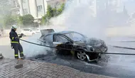 Konyaaltı'nda Araç Saniyeler İçinde Alev Topuna Döndü! Sürücü Son Anda Kurtuldu