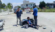 Manavgat'ta Kaza: Yaralı Mesai Arkadaşını Güneşten Böyle Korudular