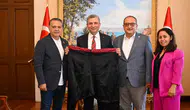 Alanya Gazetecilerinden Vali Şahin’e “Alanya Şalvarı” Hediyesi