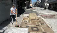 Tozdan Bıkan Mahalleli Çareyi Sokağa Halı Sermekte Buldu!