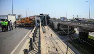 Antalya'da Beton Pompası Kamyonu Üst Geçide Asılı Kaldı
