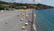 Antalya'da 44 Derecelik Sıcaklık 29'a Düştü: Sahiller Doldu
