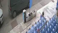 Kediyi Önce Sevdi, Sonra Yere Fırlattı! Alanya'da Tepki Çeken Görüntü!