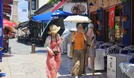Antalya'nın Kavurucu Sıcağında Uzak Doğulu Turistlerden "Tam Koruma" Önlemi