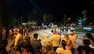 Kemer Sokaklarında Sanat Var: Genç Müzisyenlerden Canlı Performans