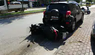 Aniden Sağa Kırdı, Motosikletli Park Halindeki Aracın Altına Girdi!