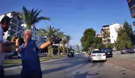Taksiciye Kutularla Saldırdı, Yumrukla Yere Serildi: Trafik Kavgasında Yeni Görüntüler!
