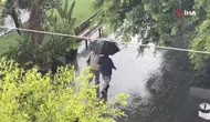 Antalya'da 40 Derece Sıcakta Ters Köşe! Güneş Şemsiyeleri Yağmur İçin Açıldı!