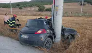 Otomobil Elektrik Direğine Çarptı, Genç Sürücü Araçta Sıkıştı!