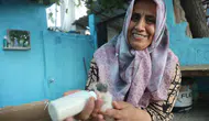 Annesiz Kalan 5 Yavru Kediye "Anne" Oldu: Geceleri Biberonla Besliyor