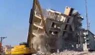 Hatay Antakya’da 6 Katlı Bina İş Makinesinin Darbesiyle Yıkıldı