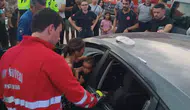 Araçta Kilitli Kalan Çocuk İçin Zamanla! Yarış Cam Kırılarak Kurtarıldı