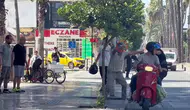 Antalya'da Tarihi Kapı Önünde Kaldırım Taşlı Kavga!