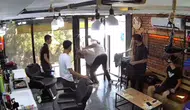 İzmir Çiğli'de Berbere Bıçakla Giren Şahsı Müşteri Yumrukla Etkisiz Hale Getirdi!