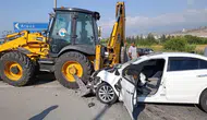Arsuz'da Belediye Kepçesiyle Çarpışan Otomobil Hurdaya Döndü: 2 Yaralı